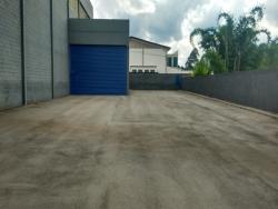 Doca e estacionamento